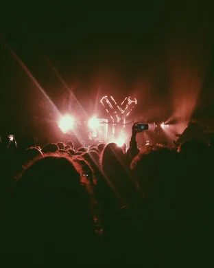 Live concert by Eliza McLamb